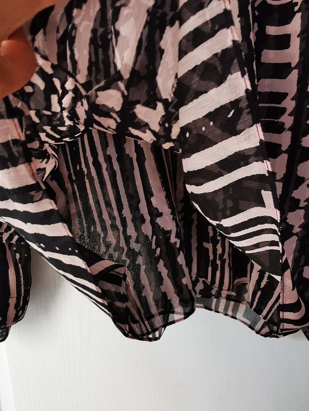 MISA Los Angeles Printed Sheer Blouse 🌸 size S ptp 21" Black & Smoky Rose - Picture 6 of 11